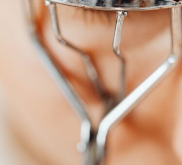 Traditional metal clamp curler in use, the baseline in a heated eyelash curler vs normal comparison