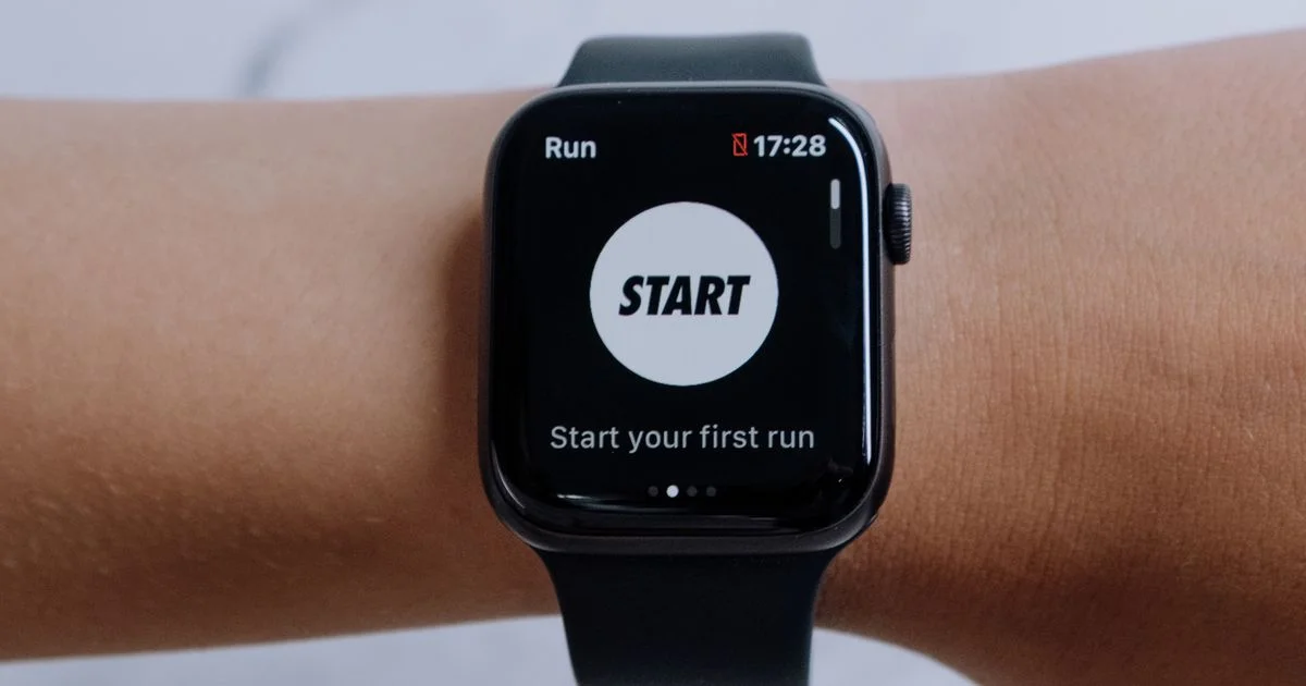 Fitness tracker on a wrist showing a run screen with the phone-disconnected icon, working without a smartphone