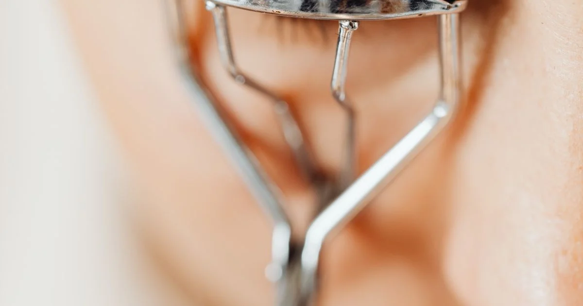 Traditional metal clamp curler in use, the baseline in a heated eyelash curler vs normal comparison