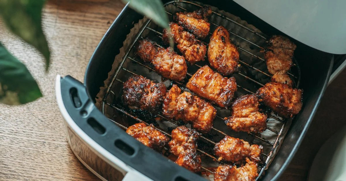 Food browning unevenly on an air fryer crisper rack, the crowding problem behind any Ninja air fryer versus Bella air fryer capacity claim